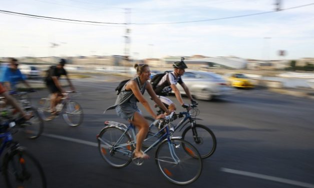 5 eset, amikor kerékpárral is kötelező az irányjelzés: csak így szabályos