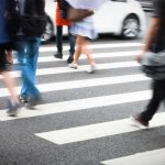 A kamerás átengedte a babakocsis gyalogost, a szemből érkező elsodorta a gyerek lábát