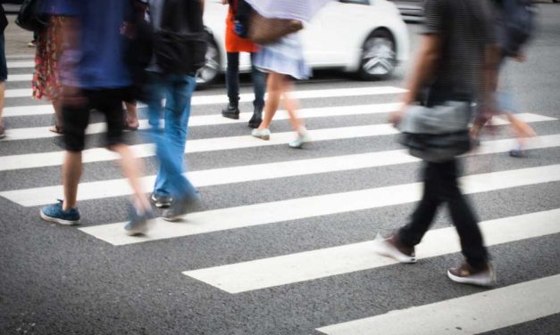 A kamerás átengedte a babakocsis gyalogost, a szemből érkező elsodorta a gyerek lábát