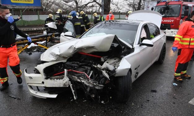 Két parkoló kocsit zúzott össze a fekvőrendőrön átgázoló autó Kispesten