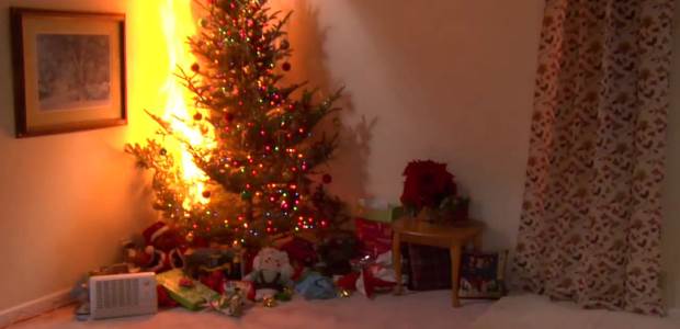 Menekítették az embereket: Kigyulladt karácsonyfa miatt csaptak fel a lángok Zalaegerszegen
