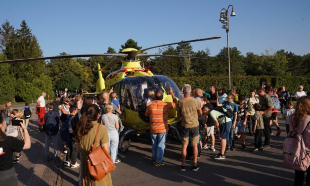 Mentőhelikopter szállt le a Debreceni Egyetem előtt