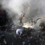 Lezuhant egy Airbus A320-as utasszállító repülőgép Karacsi lakónegyede felett, 98 ember meghalt