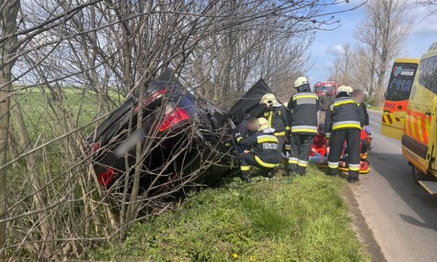 Nagy volt a riadalom, árokba csapódott autóhoz rohantak a hajdú-bihari tűzoltók