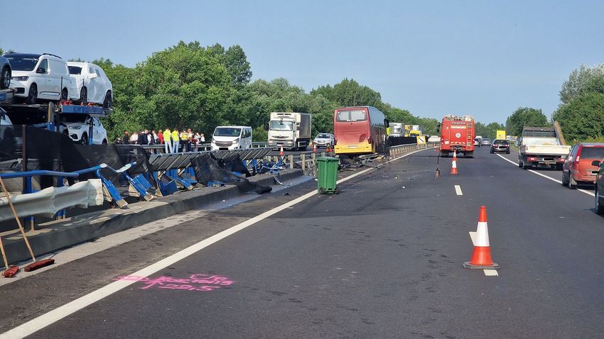 Baleset az M3-ason: negyven gyerek utazott a buszon