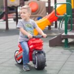 Műanyag kismotorral hajtott a forgalomba egy kisgyerek Pécsen, autósok mentették meg az ütközéstől – videó