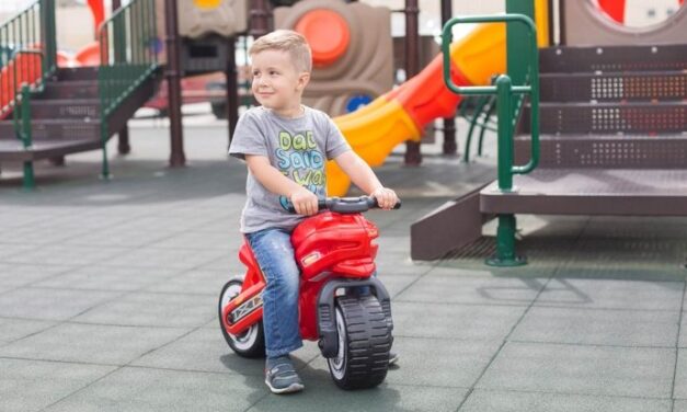 Műanyag kismotorral hajtott a forgalomba egy kisgyerek Pécsen, autósok mentették meg az ütközéstől – videó