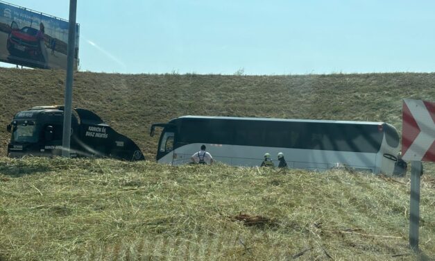 Durva buszbaleset történt a 8-as főúton, Veszprém közelében