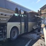 Buszbaleset Várpalotánál: 15-en megsérültek, ketten életveszélyesen (helyszíni fotók)