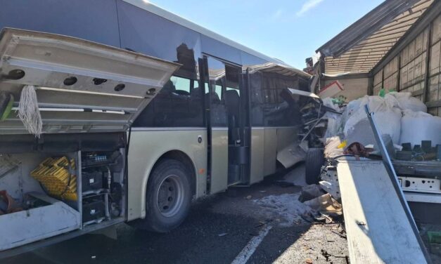 Buszbaleset Várpalotánál: 15-en megsérültek, ketten életveszélyesen (helyszíni fotók)