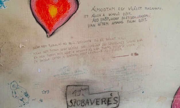 Suttogó falak, árnyékok játszanak az érzékekkel a kísérteties szanatóriumban