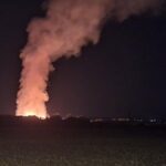 Több ezer bála ég egy székesfehérvári szalmatárolóban, egy istálló is veszélyben van