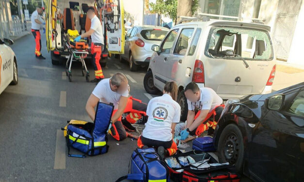 Autónak csapódott egy rolleres Budapesten, a mentősök mentették meg az életét