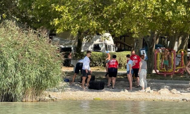 Megvalósult a szülők legnagyobb rémálma: eltűnt két kisgyerek a balatoni szabadstrandon