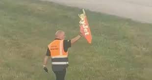 Felszállás előtt nekimentek a nyaraló utasokkal teli EasyJet utasszállítójának, rögtön kiadták a riasztást