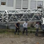 Munkahelyi baleset: felborult egy daru egy osztrák iskola udvarán – fotók
