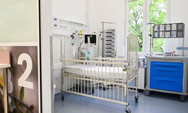 Kórházban élő kisfiú: megjelent a miniszteri biztos a családnál, amelyik örökbe fogadná a gyermeket