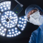 Agyműtét közben klarinétozott egy Parkinson-kórral élő nő