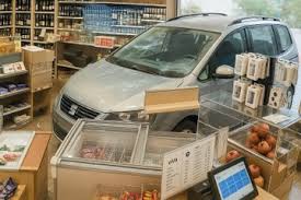 Hátborzongató felvételen, ahogy egy SEAT becsapodik egy benzinkúti shopba