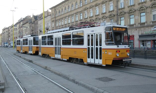 Elesett egy férfi a Móriczon, a kiérkező mentősök ellátás helyett állítólag csak felrakták a villamosra