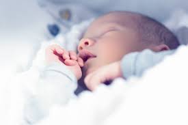 „Nem kapott levegőt” – hirtelen beesett a mellkasa, mentők siettek a négy hónapos babával a kórházba