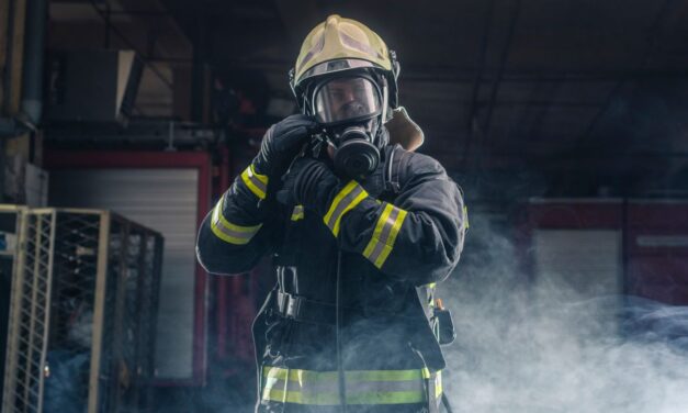 Rendkívüli tűzeset történt Budapesten péntek este – egyszerre három autó borult lángokba