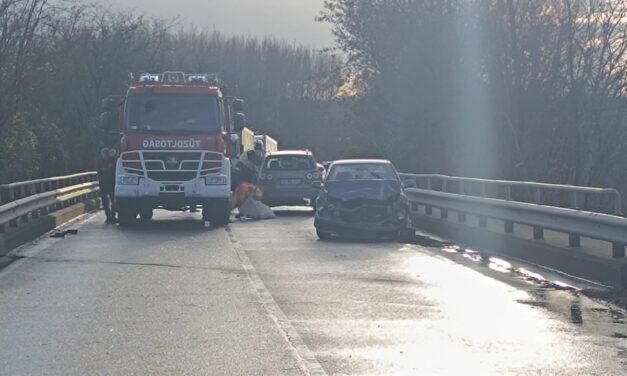 Súlyos baleset a 6-os főúton: egy autó a szemközti sávba sodródott és tűzoltóautóval ütközött (fotókkal) Frissítve!!
