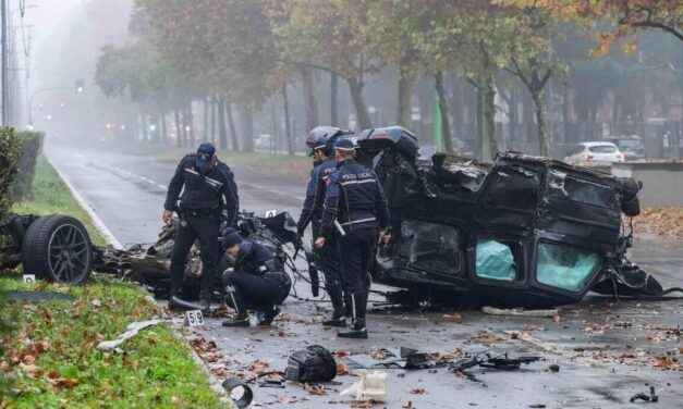 Darabokra szakadt egy Brabus G-osztály, miután belevágódott egy Opel Corsa