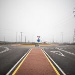 Kinek van elsőbbsége a kétsávos körforgalomból való kihajtásnál? Mutatjuk!