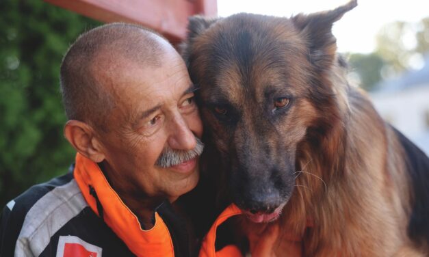 Elhunyt a legendás életmentő, Mancs gazdájáról felkavaró hírt közöltek szolnoki kollégái