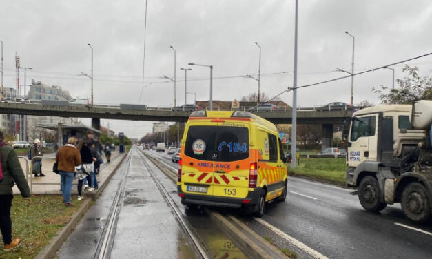 Szép példája az emberi segítőkészségnek Budapesten: villamos utasa indította be a sínen lerobbant mentőkocsit – fotók