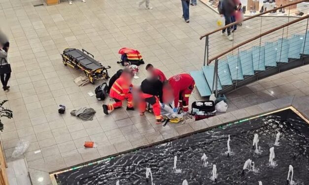 Durván nekiálltak a mentősöknek a Fórumban, amikor a lezuhant férfi életéért küzdöttek