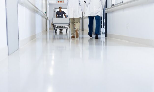 Esküvőről vittek a mentők a sürgősségire egy koszorúslányt egy döbbenetes baleset miatt