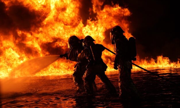 Kétszáz méterre repült el egy konténer – hatalmas robbanás egy vegyszer-újrahasznosító üzemben, Sydneyben