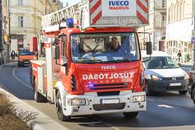 Videón, ahogy óriási lángokkal küzdenek a tűzoltók Budapest szívében