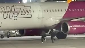 „Várjatok meg!” – két román férfi a futópályán próbálta leinteni a Wizz Air gépét, mint egy buszt
