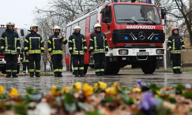 Életeket menthet: felújított tűzoltóautót adtak át Gyomaendrődön – galériával