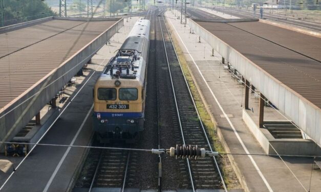 Akár 5 évre is börtönbe kerülhet a mentős, aki fejbe rúgott egy embert a hatvani vasútállomáson