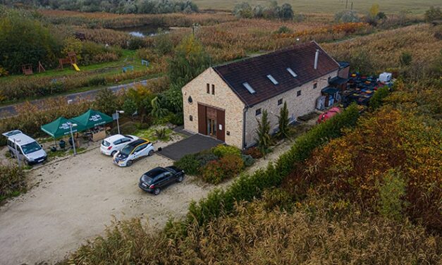 Fél tizenegykor bejött, és azt mondta: Tibi, csinálunk egy pálinkafőzdét. Háromra már az ügyvédnél voltunk céget alapítani