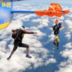 Videón is megnézheti, milyen az, amikor négy és fél kilométer magasan beleakad az ejtőernyő a repülőgépbe