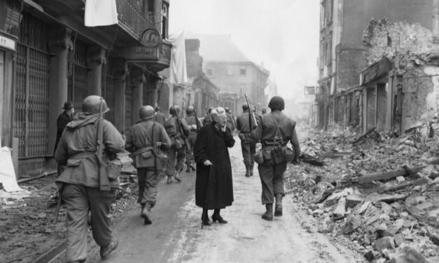 Hatalmas tömegek nézik az egyik legkeményebb második világháborús filmet