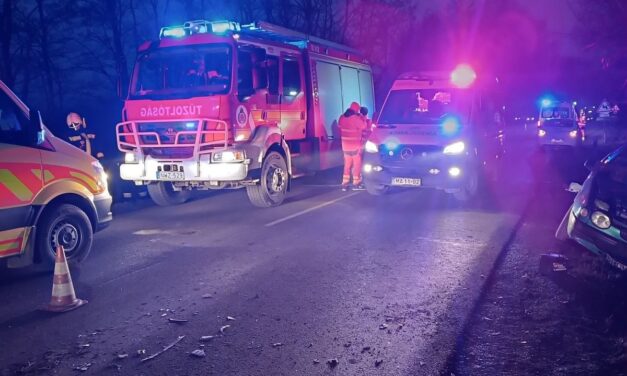 Tűzoltók emelték ki a sofőrt: brutális baleset az 51-esen, Szalkszentmártonná