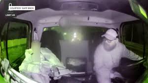 3 éves gyereket találtak hajnalban a szakadó esőben az út közepén- egy kamionos mentette meg