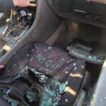 Defektet kapott, egy időre magára hagyta autóját, mire visszaért, szanaszét verték a kocsit Jászberény közelében