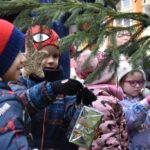 Ovisok keze munkája nyomán öltözött ünnepi díszbe a tűzoltók fenyőfája – videó