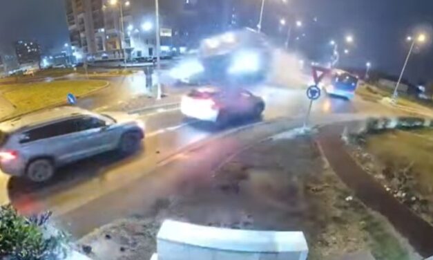 Rakétaként repült át a körforgalmon egy Mercedes, két autó felett – kamerán a döbbenetes nagyváradi baleset