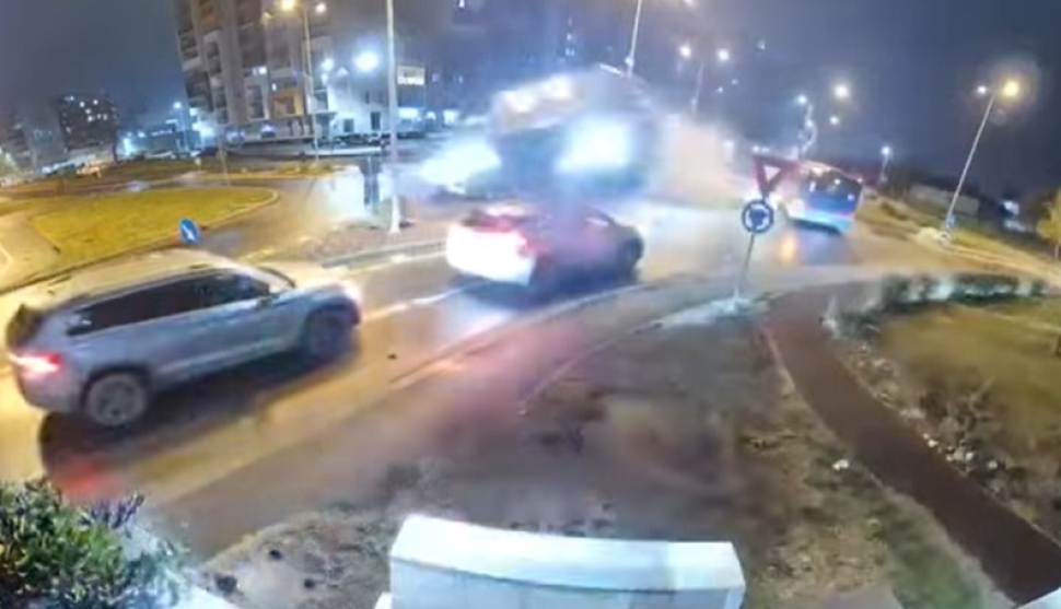 Rakétaként repült át a körforgalmon egy Mercedes, két autó felett – kamerán a döbbenetes nagyváradi baleset