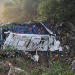 Iskolásokkal teli busz zuhant a szakadékba – 17-en meghaltak, 20-an megsérültek