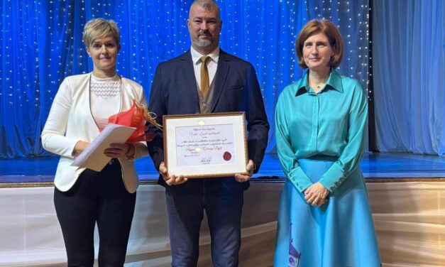 Majd’ 30 éve szolgál a hajdúnánási mentős, most polgármesteri elismerést vehetett át