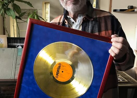 Presser Gábor 53 év után először tarthatta kezében az LGT letiltott aranylemezét